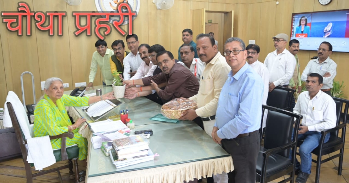 राजभवन लखनऊ में राज्यपाल आनंदीबेन पटेल से मिलते पत्रकार