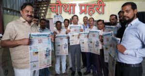 अंबेडकर जयंती पर लखनऊ में अधिकारियों द्वारा अंबेडकर प्रतिमा पर माल्यार्पण