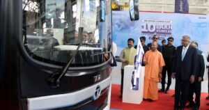 सीएम योगी आदित्यनाथ टाटा मोटर्स लखनऊ प्लांट में 10 लाखवीं बस को हरी झंडी दिखाते हुए