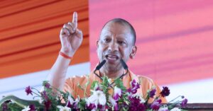 मुख्यमंत्री योगी आदित्यनाथ औद्योगिक स्थिति की समीक्षा बैठक करते हुए