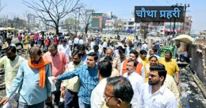 विकासनगर लखनऊ में भीषण आग के बाद राहत एवं बचाव तेज करने के लिए भाजपा न महानगर अध्यक्ष आनंद द्विवेदी पहुंचे