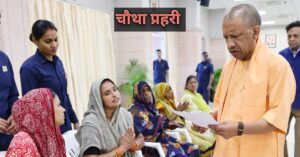   जनता दर्शन में लोगों की समस्याएं सुनते मुख्यमंत्री योगी आदित्यनाथ