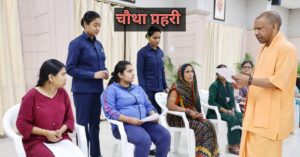 CM योगी जनता दर्शन में फरियादियों से मिलते हुए 