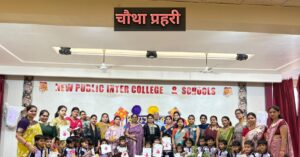 
नर्सरी के बच्चे पहला अक्षर लिखते हुए, विद्यारम्भं समारोह