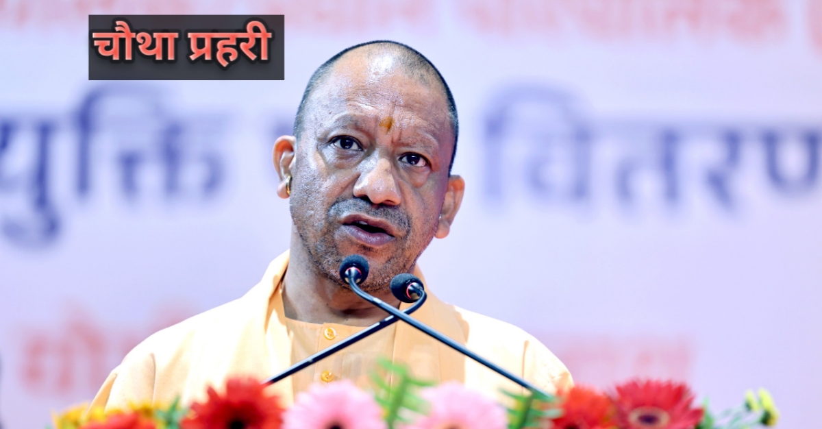 गाजियाबाद इंदिरापुरम में बहुमंजिला इमारत में लगी आग पर बचाव कार्य करते दमकलकर्मी