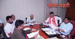 अयोध्या में नाले की सफाई को लेकर समीक्षा बैठक करते हुए महापौर महंत गिरीश पति त्रिपाठी व नगर आयुक्त जयेन्द्र कुमार 