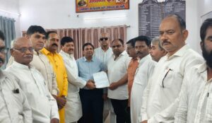 अयोध्या में स्मार्ट मीटर के विरोध में कांग्रेस नेताओं द्वारा ज्ञापन सौंपते हुए