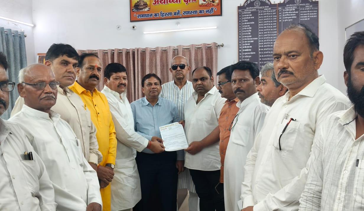 अयोध्या में स्मार्ट मीटर के विरोध में कांग्रेस नेताओं द्वारा ज्ञापन सौंपते हुए