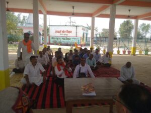 लखीमपुर खीरी में बसाए गए विस्थापित हिंदू परिवार खेती करते हुए 