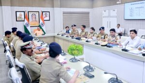 पुलिस के उच्च अधिकारियों के साथ बैठक करते हुए सीएम योगी 