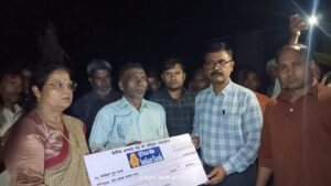 सीतापुर गांव में भीषण आग के बाद राहत कार्य करते प्रशासनिक अधिकारी 