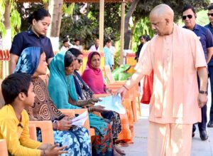 गोरखनाथ मंदिर में जनता दर्शन के दौरान लोगों की समस्याएं सुनते मुख्यमंत्री योगी आदित्यनाथ