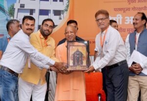 सीएम योगी आदित्यनाथ गोरखपुर प्रेस क्लब शपथ ग्रहण समारोह को संबोधित करते हुए