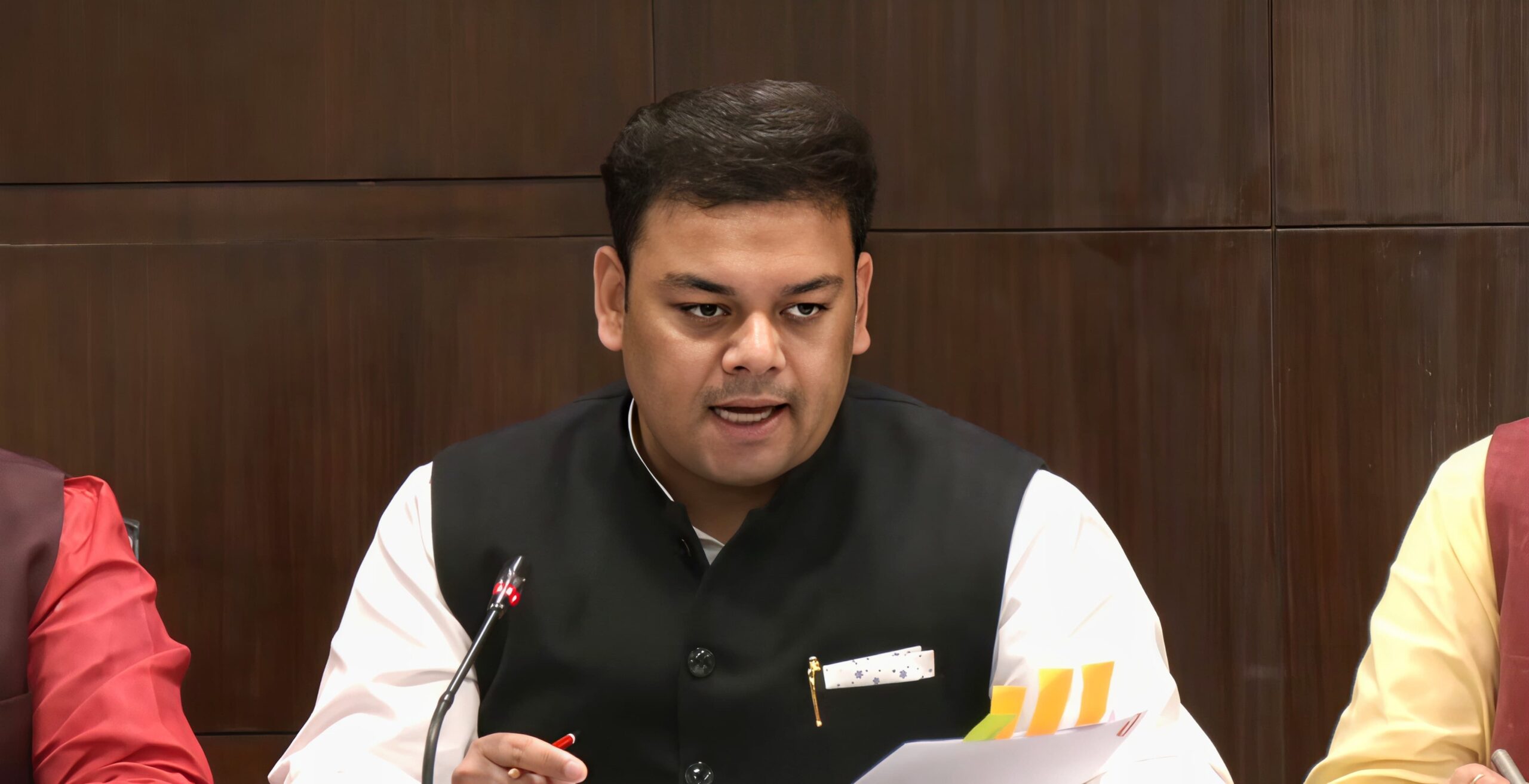 शिक्षामित्रों तथा अनुदेशकों के मानदेय बढ़ाए जाने की जानकारी देते हुए बेसिक शिक्षा मंत्री