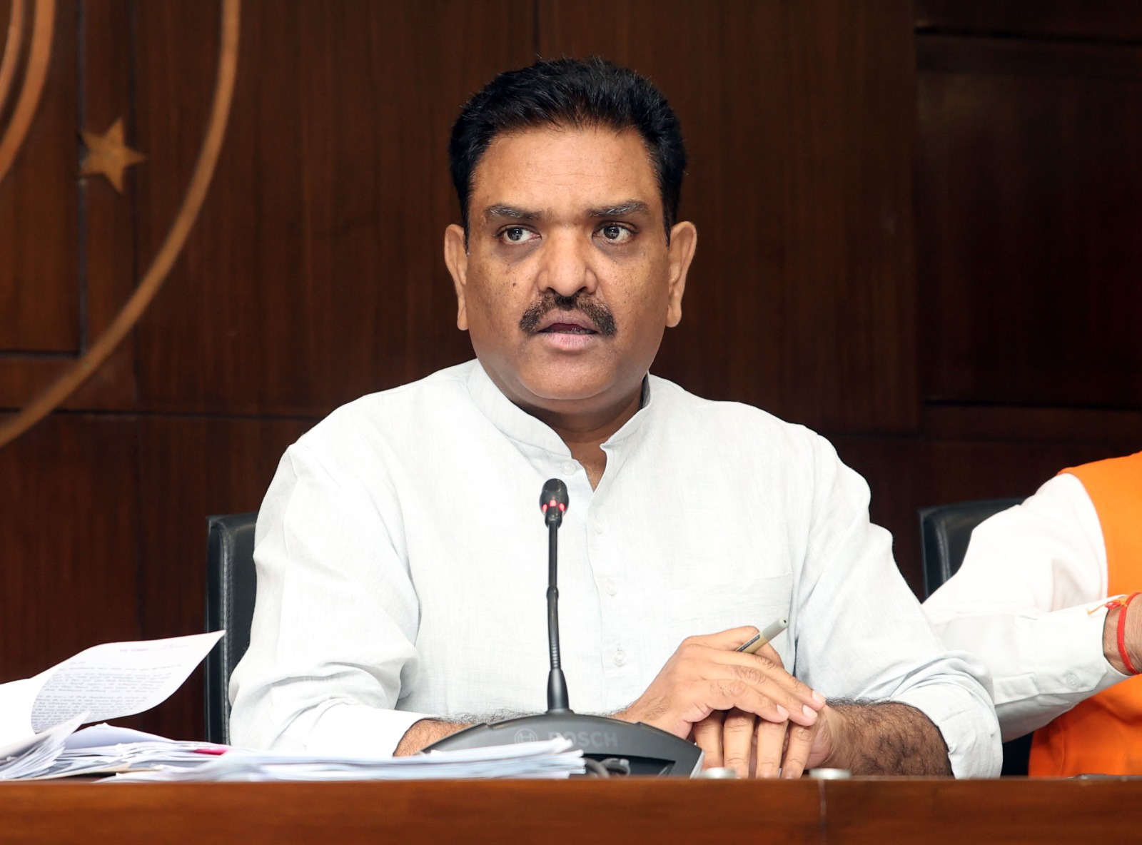 कैबिनेट के फैसले की जानकारी देते हुए समाज कल्याण मंत्री असीम अरुण