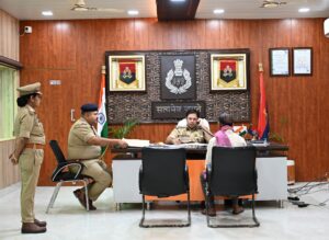  अयोध्या SSP डॉ. गौरव ग्रोवर जनसुनवाई के दौरान शिकायत सुनते हुए