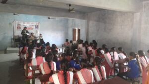 School girls self defense 

मिशन शक्ति कार्यक्रम में छात्राओं को आत्मरक्षा का प्रशिक्षण देते हुए विशेषज्ञ