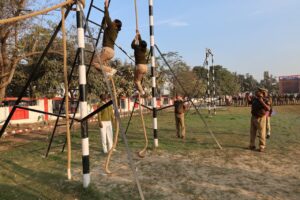 
वाराणसी पुलिस लाइन में प्रशिक्षण लेती महिला आरक्षियों की पासिंग आउट परेड की तैयारी