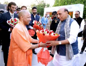 रक्षा मंत्री राजनाथ सिंह को गुलदस्ता भेट करते हुए सीएम योगी