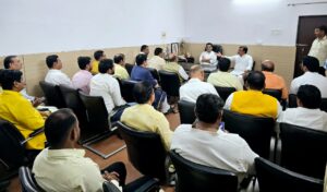 

लखनऊ में भाजपा नेताओं की बैठक के दौरान पंकज सिंह और आनन्द द्विवेदी