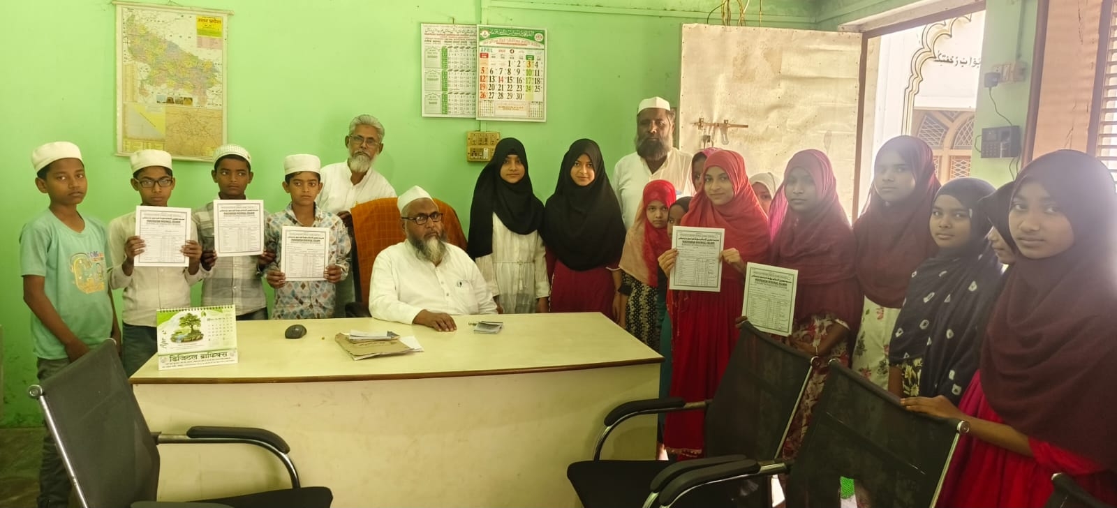 मदरसा मुईनुल इस्लाम सुढियामऊ में छात्रों को परीक्षा परिणाम देते शिक्षक