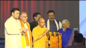 लखनऊ में आदर्श माध्यमिक विद्यालय के नए भवन के लोकार्पण का दृश्य