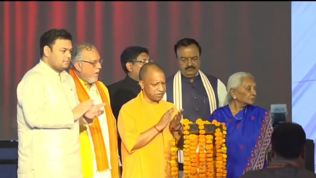 लखनऊ में आदर्श माध्यमिक विद्यालय के नए भवन के लोकार्पण का दृश्य