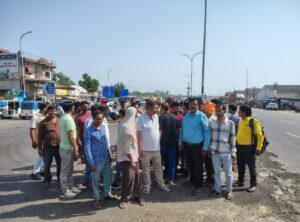 लखनऊ कानपुर हाईवे पर पैदल यात्री सड़क पार करते हुए, दरोगा खेड़ा डाइवर्जन बंद