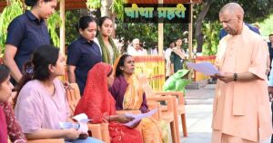 सीएम योगी गोरखनाथ मंदिर में जनता दर्शन के दौरान लोगों से बातचीत करते हुए
