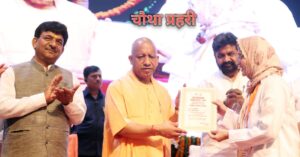 चयनित अभ्यर्थियों को नियुक्ति पत्र देते हुए सीएम योगी आदित्यनाथ 
