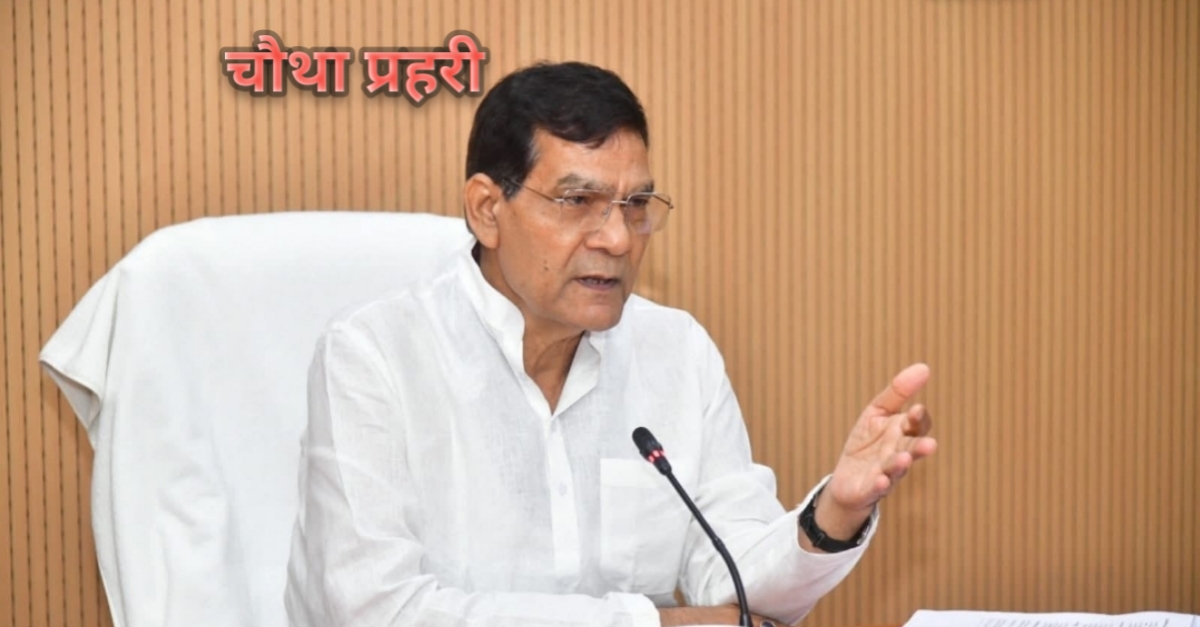 यूपी में स्मार्ट मीटर को पोस्टपेड मोड में बदलने की घोषणा करते ऊर्जा मंत्री