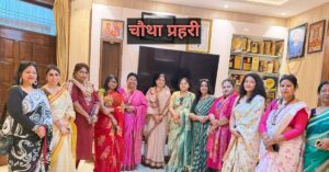 लखनऊ में आयोजित मां वंदन समारोह में महिलाओं को सम्मानित करते अतिथि