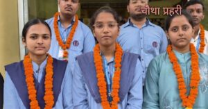 99 प्रतिशत अंक हासिल करने के बाद सम्मानित होती छात्रा आयुषी ठाकुर