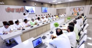 लखनऊ में मंत्रिमंडल बैठक के दौरान अधिकारियों और मंत्रियों को संबोधित करते मुख्यमंत्री योगी आदित्यनाथ

