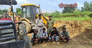 महावां गांव में अवैध मिट्टी खनन पर प्रशासन की कार्रवाई के दौरान पकड़ी गई जेसीबी और डंपर