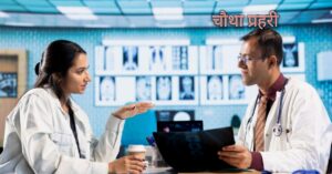 आयुष्मान योजना के तहत अस्पताल में मरीज का इलाज करते डॉक्टर।