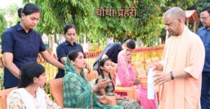 जनता दर्शन में बोले सीएम योगी- इलाज के लिए सरकार करेगी हर संभव मदद