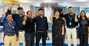 काले कपड़ों में बैंक कर्मचारियों का विरोध प्रदर्शन
