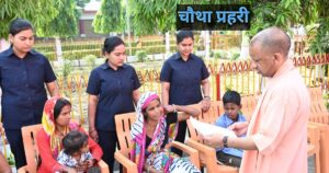 गोरखनाथ मंदिर में जनता दर्शन के दौरान लोगों की समस्याएं सुनते मुख्यमंत्री योगी आदित्यनाथ