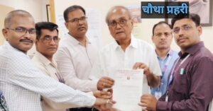 लखनऊ में सांसद प्रतिनिधि को ज्ञापन सौंपते स्टेट बैंक कर्मचारी नेता
 