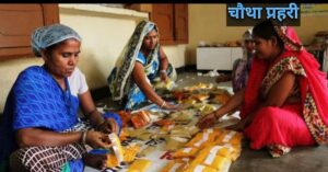 उत्तर प्रदेश के पारंपरिक व्यंजनों की प्रदर्शनी में स्थानीय खाद्य उत्पाद दिखाते लोग