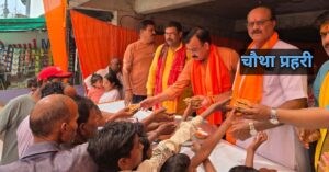 भाजपा नेताओं ने श्रद्धालुओं के बीच प्रसाद वितरित कर सेवा कार्यों में भाग लिया।