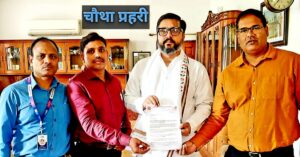सांसदों को ज्ञापन सौंपते स्टेट बैंक कर्मचारी संगठन के पदाधिकारी
