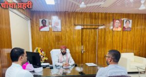 खाद्य मंत्री मनोज कुमार पांडेय अधिकारियों के साथ बैठक करते हुए