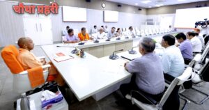 लखनऊ में श्रम एवं सेवायोजन विभाग की समीक्षा बैठक करते मुख्यमंत्री योगी आदित्यनाथ