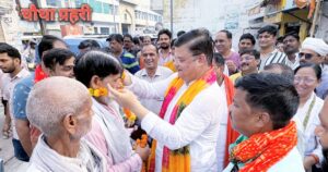 अयोध्या में स्वच्छता जागरूकता पदयात्रा निकालते महापौर महंत गिरीशपति त्रिपाठी
 