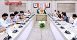 लखनऊ में राजस्व मामलों की समीक्षा बैठक करते मुख्यमंत्री योगी आदित्यनाथ