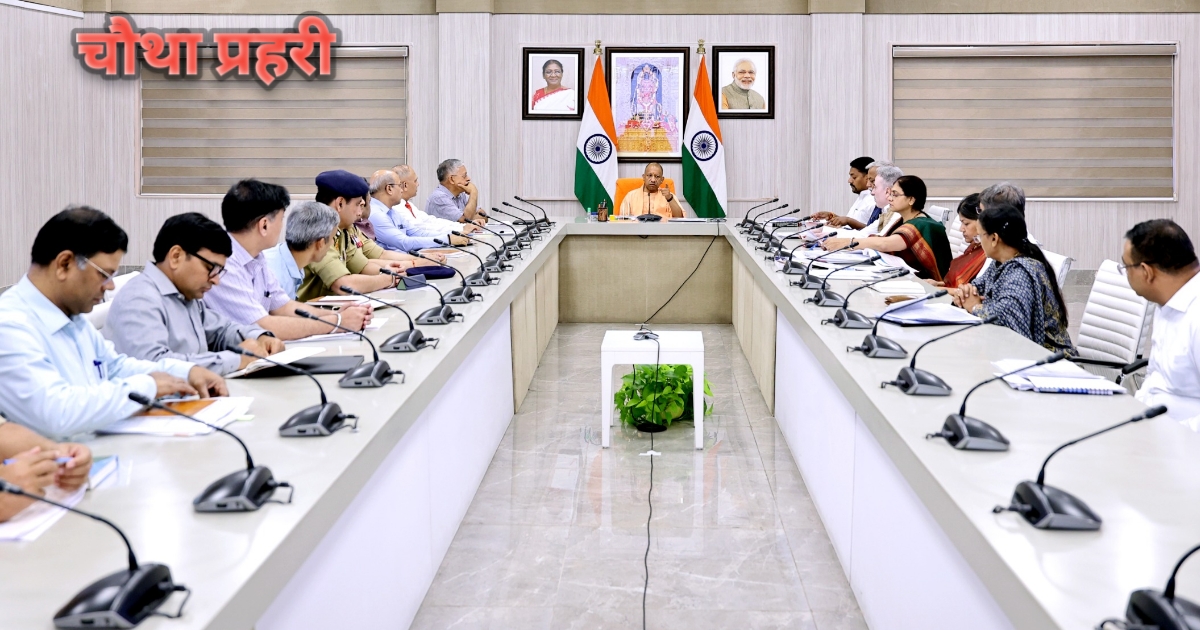 लखनऊ में राजस्व मामलों की समीक्षा बैठक करते मुख्यमंत्री योगी आदित्यनाथ