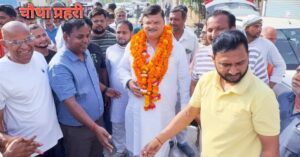 अयोध्या में स्वच्छता अभियान के दौरान पदयात्रा निकालते महापौर महंत गिरीशपति त्रिपाठी