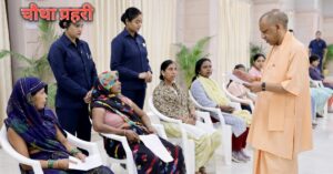 जनता दर्शन कार्यक्रम में फरियादियों की समस्याएं सुनते मुख्यमंत्री योगी आदित्यनाथ